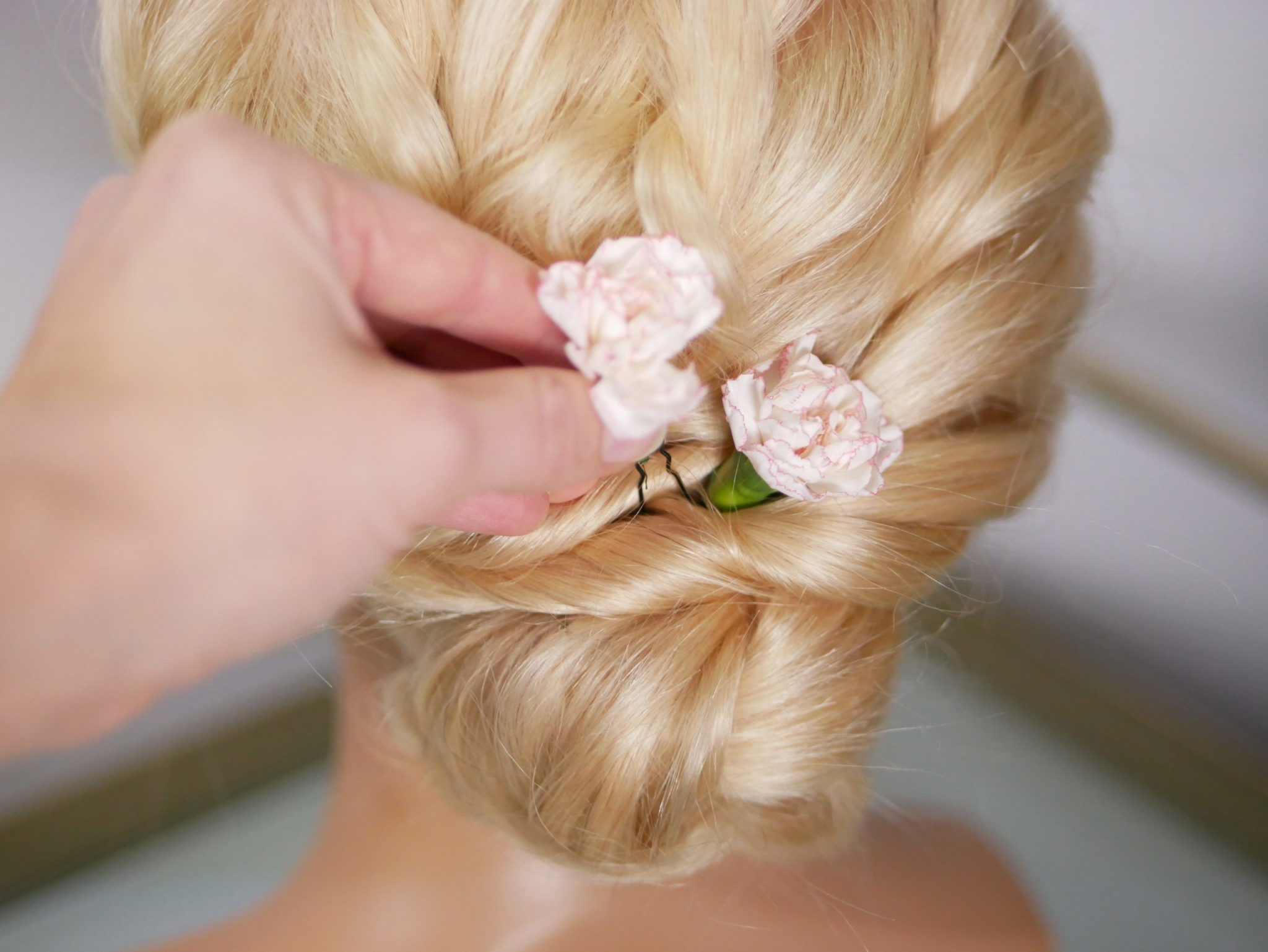 Blumen im Haar befestigen: So sitzt beim Brautstyling alles perfekt